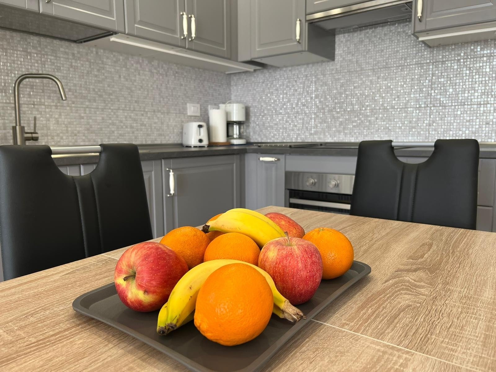 Cocina con frutas en una bandeja